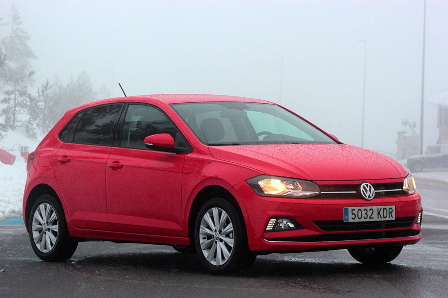 Pese a ser el tope de gama, exceptuando la versión GTi, equipa de serie faros halógenos.