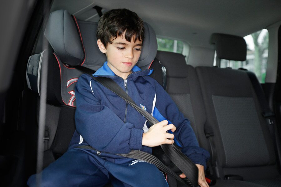 Diez medidas para transportar a los menores en coche.