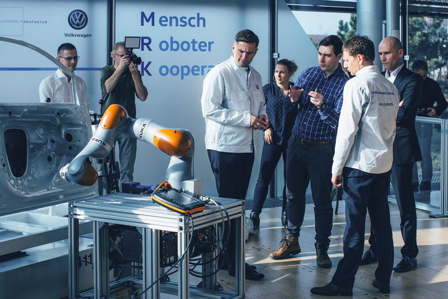 La fábrica de cristal de VW formará a los robots del futuro La fábrica de cristal de VW formará a los robots del futuro