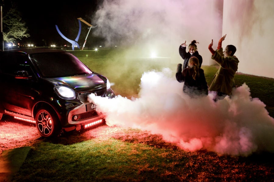 El Smart ForTwo disco cuenta con una máquina de humo situada detrás de la parrilla frontal.