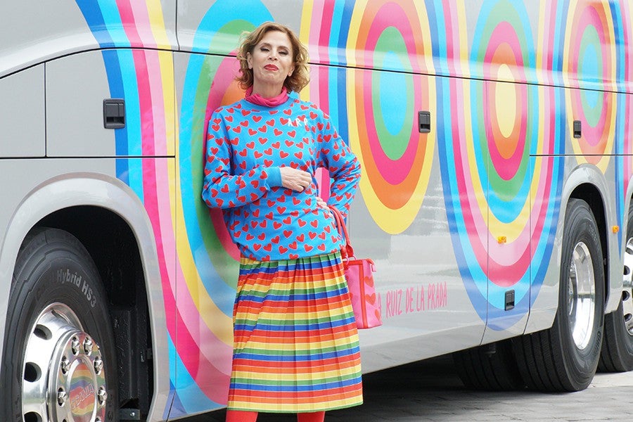 El diseño es muy colorido y llamativo.