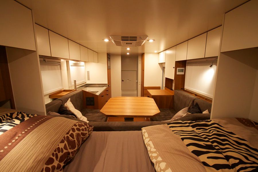 Aquí lo presentan con la configuración para la noche, con la mesa convertida en una gran cama.