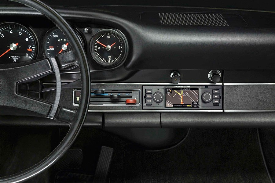 Porsche ofrece accesorios para los clásicos como esta radio de look retro pero con la última tecnología.