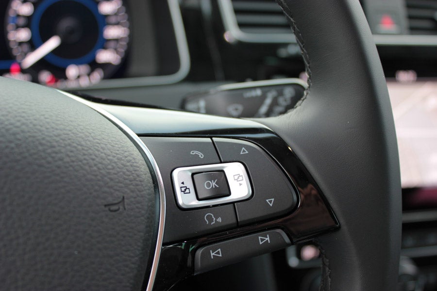 Los mandos del volante multifunción han mejorado en ergonomía.