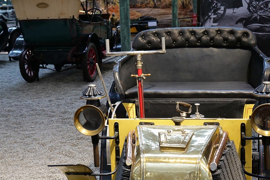 Los primeros coches no tenían un volante redondo y su puesto de mando estaba a la izquierda.