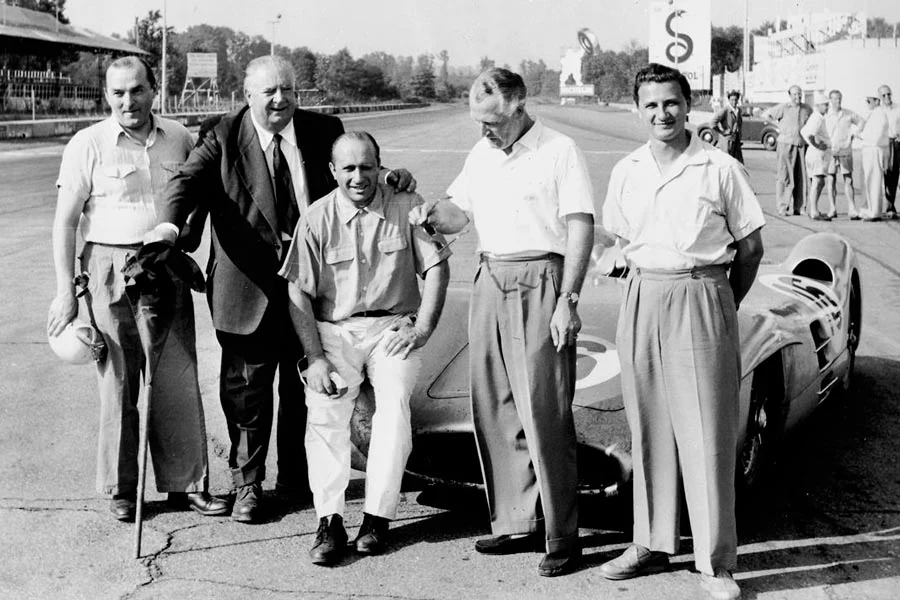 Alfred Neubauer y Juan Manuel Fangio, junto a otros integrantes del equipo Mercedes, en el Gran Premio de Monza de 1954.