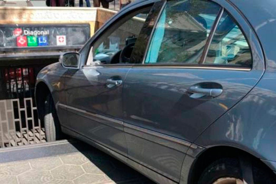 Un coche se queda atrapado en el Metro de Barcelona Un coche se queda atrapado en el Metro de Barcelona