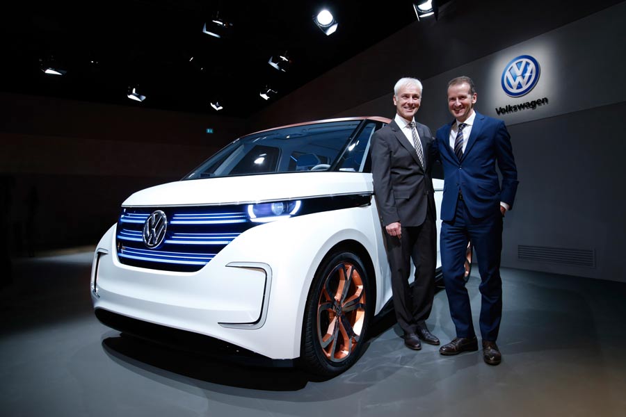 Müller y Diess posan juntos en el Salón del Automóvil de Ginebra.