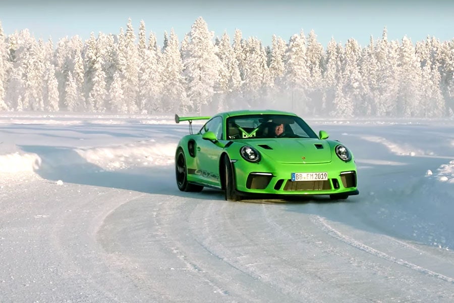VÍDEO | 6 minutos de derrapes con Walter Röhrl y el 911 GT3 RS VÍDEO | 6 minutos de derrapes con Walter Röhrl y el 911 GT3 RS