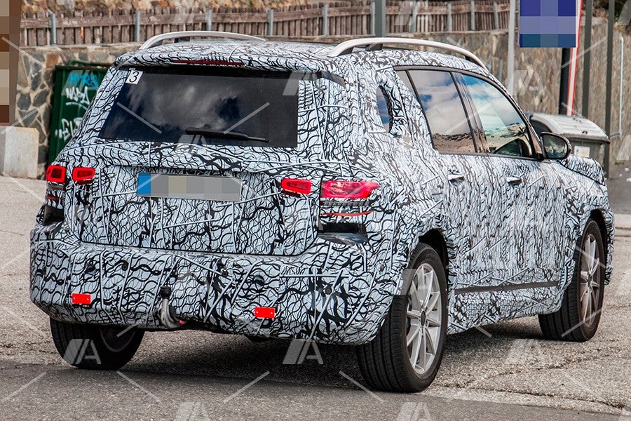 En el camuflaje han querido que las luces traseras recuerden a las de Range Rover.