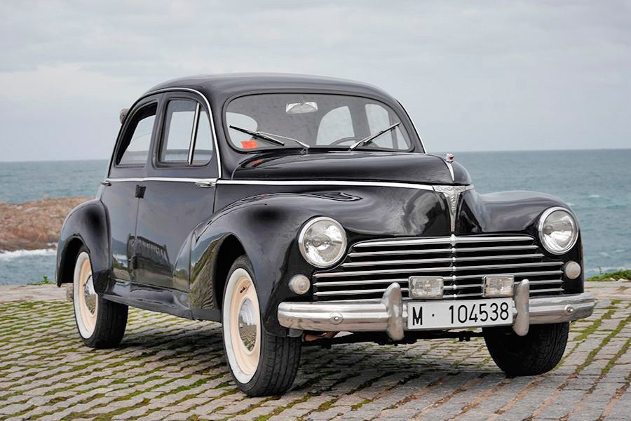 Las formas y la abundancia de cromados del Peugeot 203 estaban hechos a imagen y semejanza de los modelos americanos de la época.