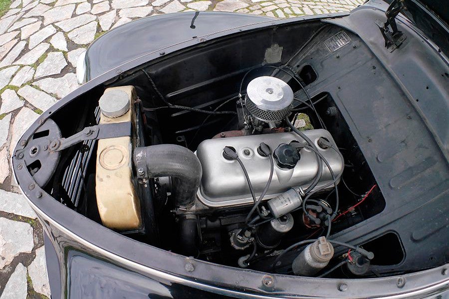 El motor de 4 cilindros y 1.200 cm3 tenía un buen rendimiento y prestaciones en su época.