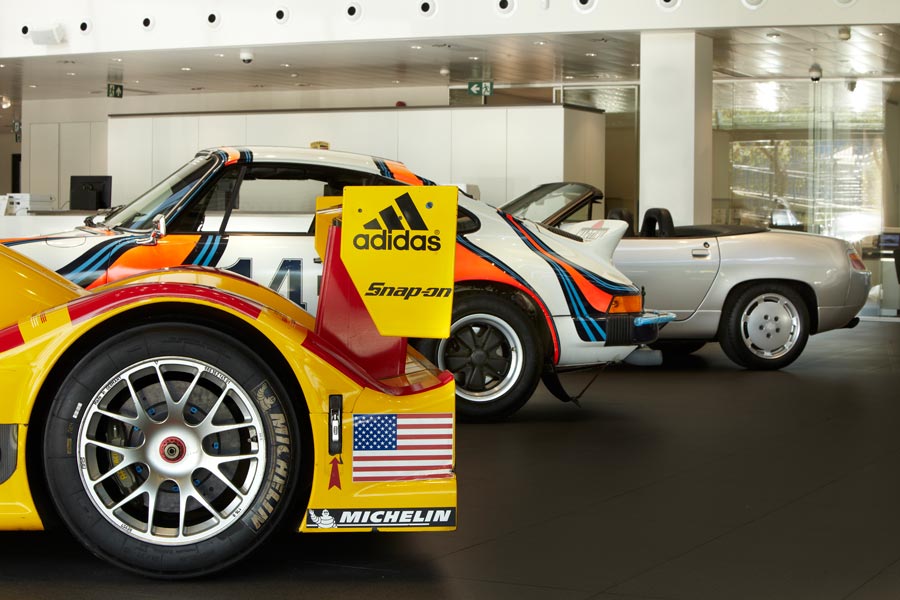Un RS Spyder, que supuso la vuelta de Porsche a las carreras de resistencia; un 911 SC Safari y un 928 S4 Cabrio del Porsche Museum pasarán un tiempo en el Centro Porsche Madrid Norte antes de volver a Alemania.