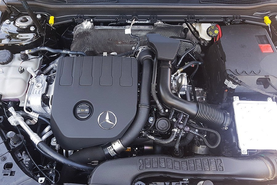 El motor de gasolina de 163 CV mueve con mucha alegría al Clase A.