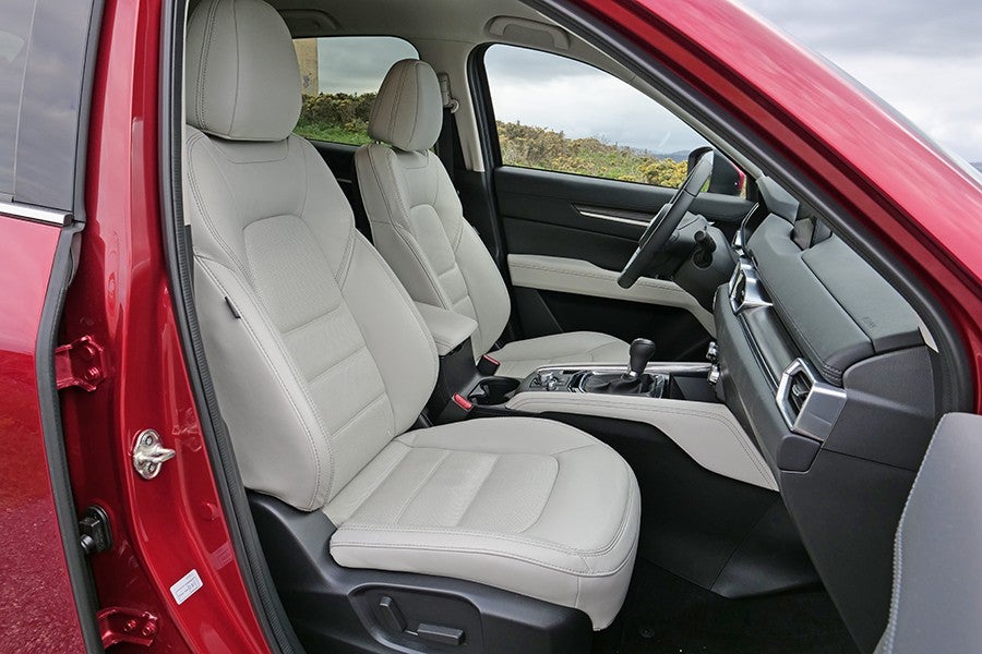 El interior del CX-5 Zenith es amplio, acogedor y confortable.