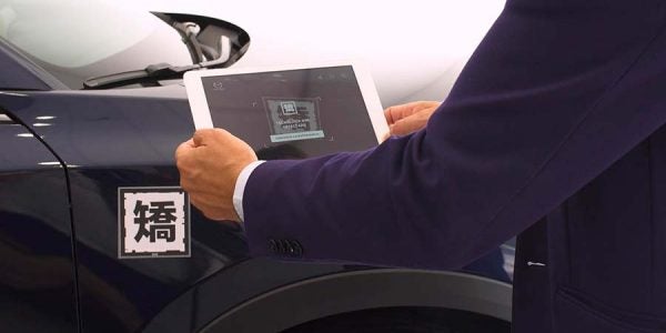 Los compradores de coches actuales llegan al concesionario con el coche muy pensado, con pleno conocimiento de sus prestaciones y su equipamiento, pero… con muchas dudas sobre el futuro. ¿Es mejor olvidarse del diésel porque dicen que las ciudades no los aceptarán? ¿Hay que comprar un híbrido enchufable o un eléctrico para la vida urbana? Esa incertidumbre se multiplica respecto a su futuro personal: ¿y si su modo de vida cambia y ya no necesita un coche ciudadano sino un SUV? ¿Tiene sentido descapitalizarse comprando un coche? Y, para terminar de confundirle, las campañas publicitarias le hablan de diferentes precios dependiendo de la financiación, hay conceptos nuevos como el renting para particulares… En efecto, el cliente actual se siente desorientado en muchos aspectos y tiene nuevas necesidades. En respuesta a esa situación, Mazda acaba de presentar una serie de novedades en sus modos de venta que afectan a su fuerza comercial y a sus propuestas de relación contractual con el público. Pero no sólo eso. Como ha declarado su presidente y consejero delegado en España, José María Terol, “ante la incertidumbre que actualmente poseen los clientes a la hora de adquirir un coche, debido a la amplia oferta tecnológica existente, a las diferentes normativas legales sobre emisiones y a las nuevas tendencias en movilidad y hábitos de consumo, Mazda ofrecerá en el periodo 2019-2021 una amplia paleta de tecnologías disponibles: gasolina, diesel, híbridos enchufables, eléctricos y eléctricos con autonomía extendida”. En primer lugar, en los concesionarios Mazda ya no hay vendedores, sino asesores comerciales, que brindarán, según la marca, una auténtica ayuda y orientación a los clientes de acuerdo a sus necesidades de movilidad y a sus posibilidades financieras. En este sentido, han realizado un gran esfuerzo en formación para todos esos perfiles profesionales que están en contacto directo con los compradores. Mazda Flexiopción y renting para particulares Además, la marca ha creado productos que tratan de “aportar tranquilidad al cliente” como son la “flexiopción” y -lo acaba de anunciar Terol como gran novedad en unas semanas- “el renting para particulares, que incluye todos los servicios y no obliga a la compra del vehículo”. La flexiopción fue lanzada por Mazda en 2015 y, en estos tres años, un 36 por ciento de las ventas ya se hacen con esta fórmula: incluye un servicio de mantenimiento del vehículo, hasta 5 años de cobertura con Seguridad Mazda 730 y la posibilidad de cambiar, entregar o refinanciar el vehículo al acabar el periodo de financiación. Su éxito se debe sobre todo a la apatación a esa situación cambiante del mercado, ya que es un producto que incluye todos los servicios y no obliga a la compra del vehículo. En realidad, Mazda inició un cambio cultural interno en su relación con el cliente ya en 2012, coincidiendo con la llegada del nuevo diseño Kodo y las tecnologías Skyactiv. Seis años después, esta estrategia ha dado sus frutos, consiguiendo un alto nivel de fidelidad que, en términos de negocio, se traduce en un crecimiento en ventas del 61 por ciento y, en posventa, del 80 por ciento. La marca japonesa ha centrado su esfuerzo en los llamados “momentos de la verdad” para un comprador: la cita previa, la prueba del vehículo y su preentrega. Además, toda la red de concesionarios cuenta con nuevas herramientas digitales para apoyar su labor, como una app instalada en los iPads que utilizan los asesores de compra que, al apuntar con su cámara, a determinados puntos del coche, lanza vídeos explicativos del modelo, de sus características y de su tecnología, para que el cliente entienda lo que le ofrece de manera más fácil, rápida e intuitiva. El objetivo de todos estos cambios a corto plazo -y constituye todo un reto- es situarse entre las tres marcas líderes en satisfacción al cliente del mercado español. De ahí todos esos cambios integrados en un plan de mejora de la experiencia del cliente, no solo en la compra, sino en todo el ciclo de vida de su coche. Así conseguirán que ese comprador acuda a los talleres Mazda para el mantenimiento y las revisiones de su coche y que, cuando decida cambiarlo, siga fiel a la marca y adquiera otro de sus modelos. A ello ayudará -y mucho- la nueva hornada de productos que llegará en 2019, con nuevas líneas de diseño y la tecnología Skyactiv-X.