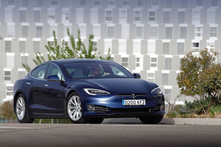 El Tesla Model S es más ágil de lo que uno espera.