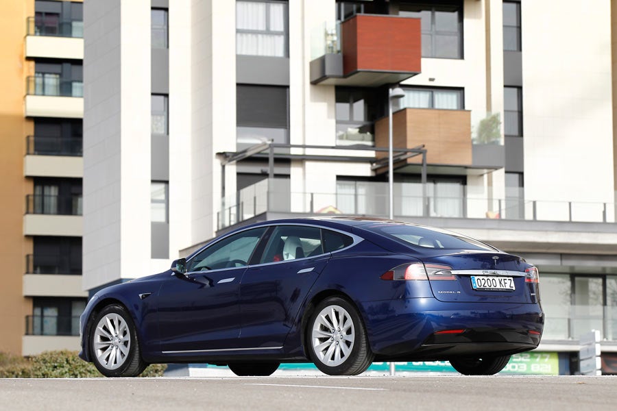 El Tesla Model S mide 4,9 metros de largo y casi 2 metros de ancho.