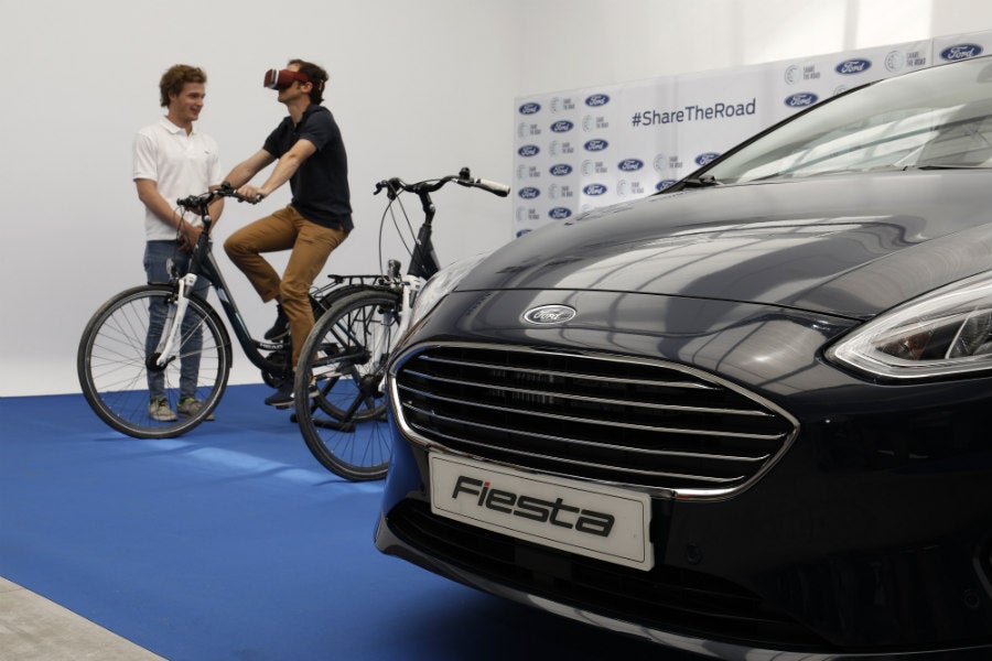 “Share the Road”: los ciclistas y los conductores se dan la mano “Share the Road”: los ciclistas y los conductores se dan la mano