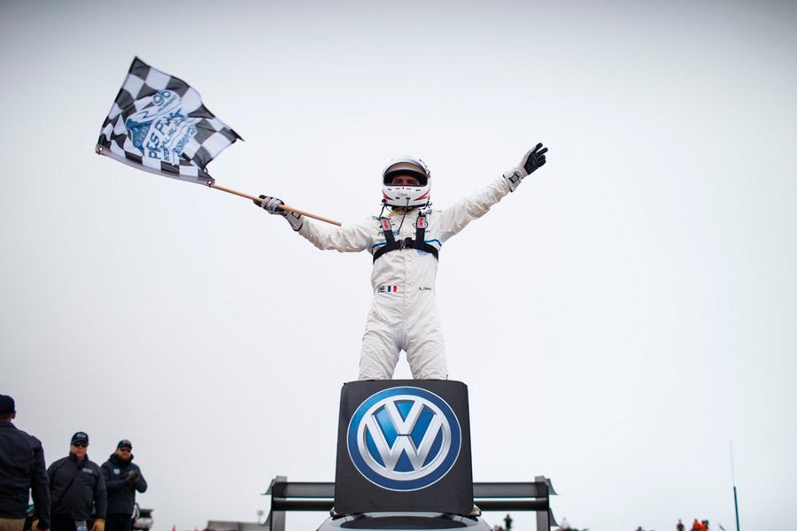 Dumas celebra el récord conseguido a bordo del I.D. R Pikes Peak.