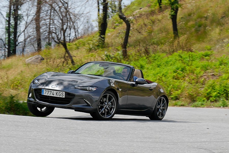 El MX-5 hace gala de un comportamiento impecable y hace que a sus mandos se disfrute como en ningún otro coche.