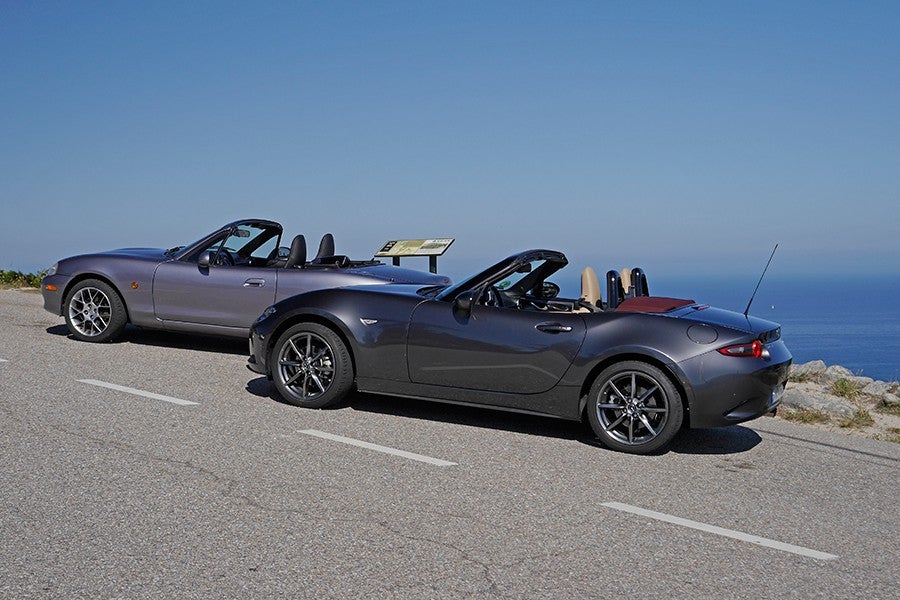 El MX-5 Red Heritage recurre a trucos clásicos en su estética.