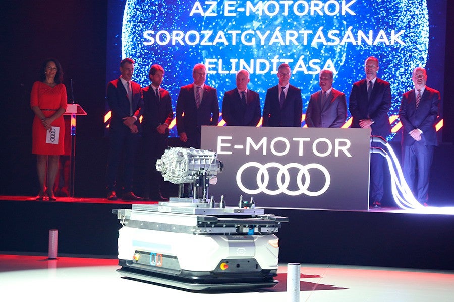 En el acto oficial de inauguración se puede ver a uno de los carros autónomos encargados de mover entre las diferentes estaciones de producción los motores.