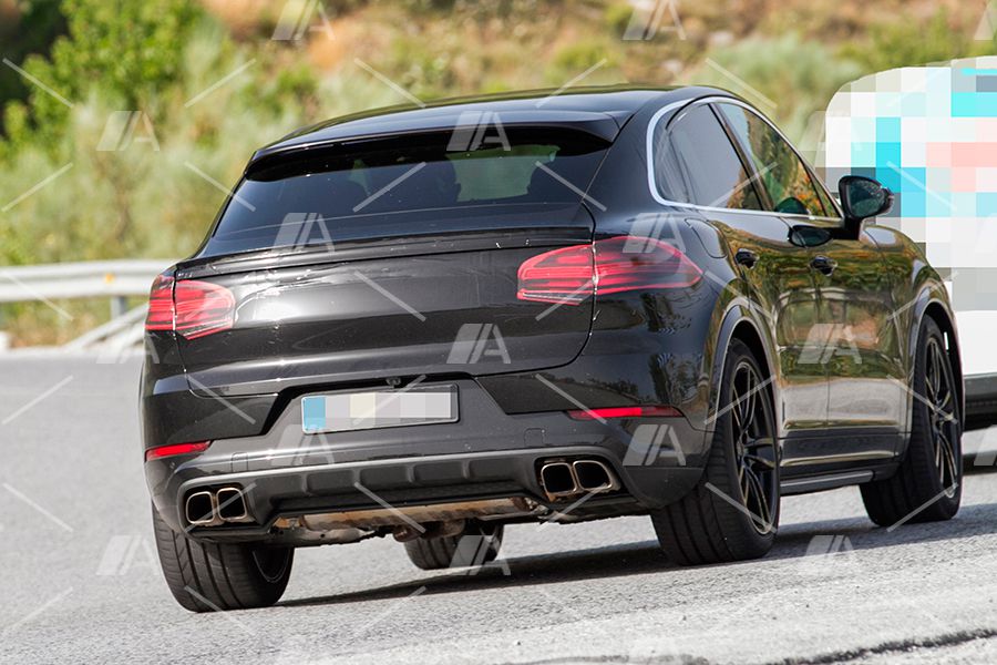 La parte trasera tiene una caída estilo coupé.