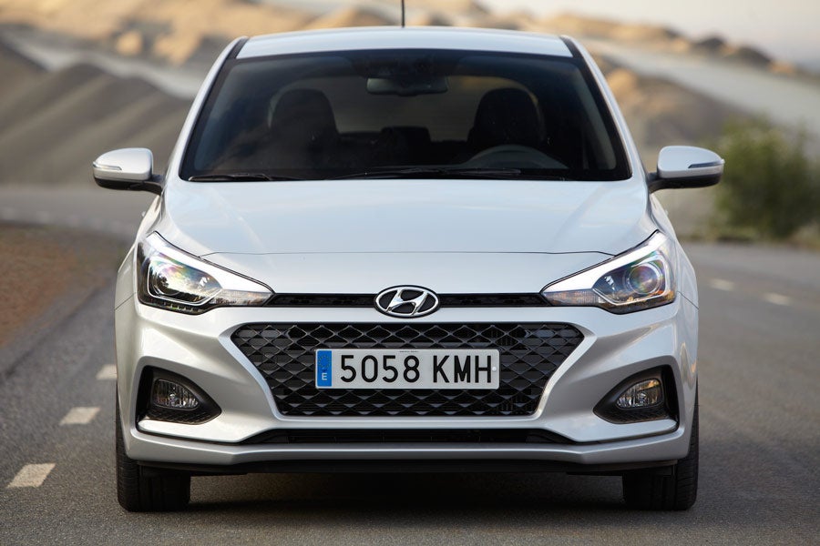 El frontal ya adquiere la identificación actual de Hyundai con la característica parrilla en cascada.