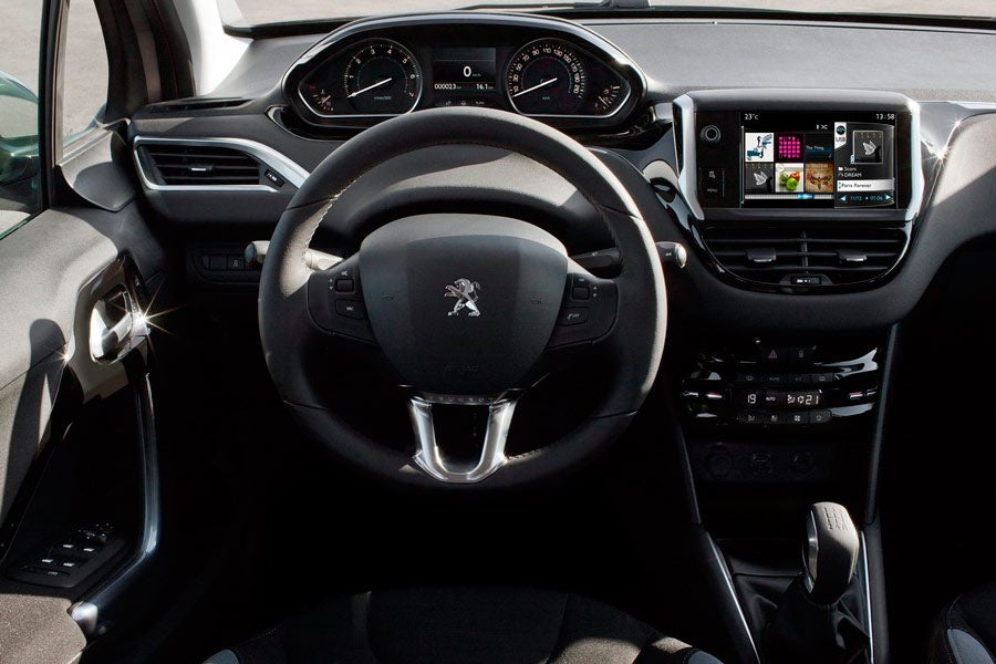 La posición del conductor está configurada con el diseño i-Cockpit.