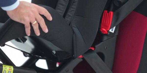 Cómo sujetar una sillita infantil con cinturón de seguridad.