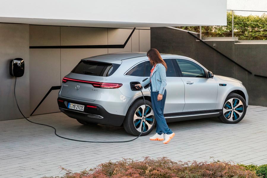 A potencia máxima, el Mercedes EQC cargaría el 80% de la batería en 40 minutos.