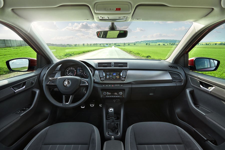 El interior del Skoda Fabia 2018 cuenta con nuevas molduras decorativas.