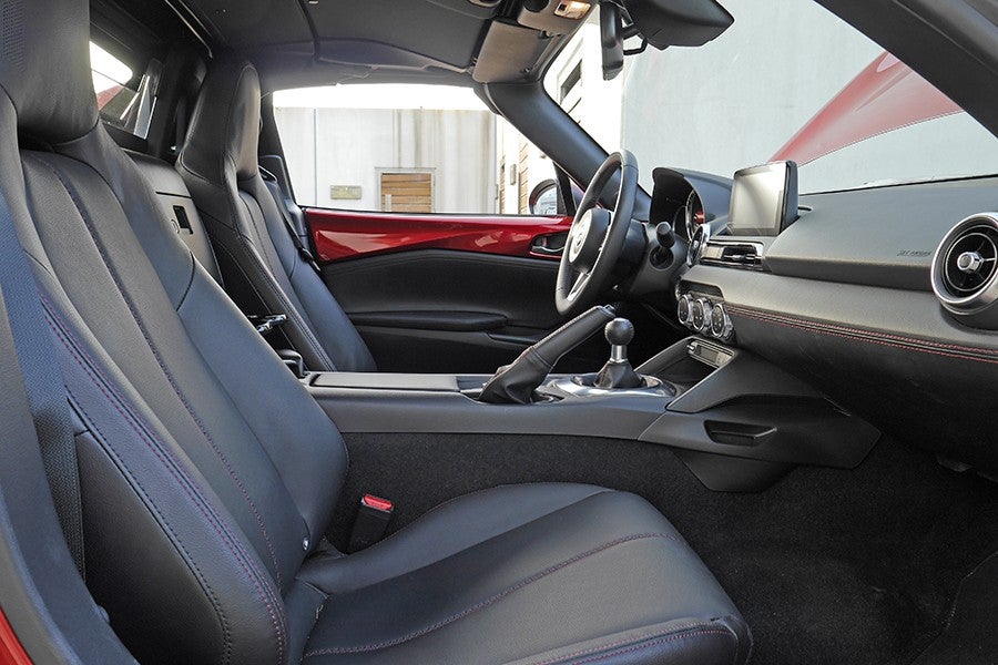 El interior del RF apenas difiere del soft top en la tecla que abate el techo retráctil.