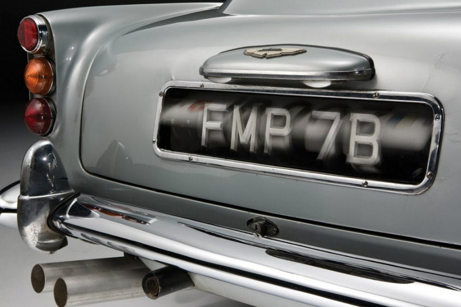 El coche tiene tres placas falsas que poder elegir