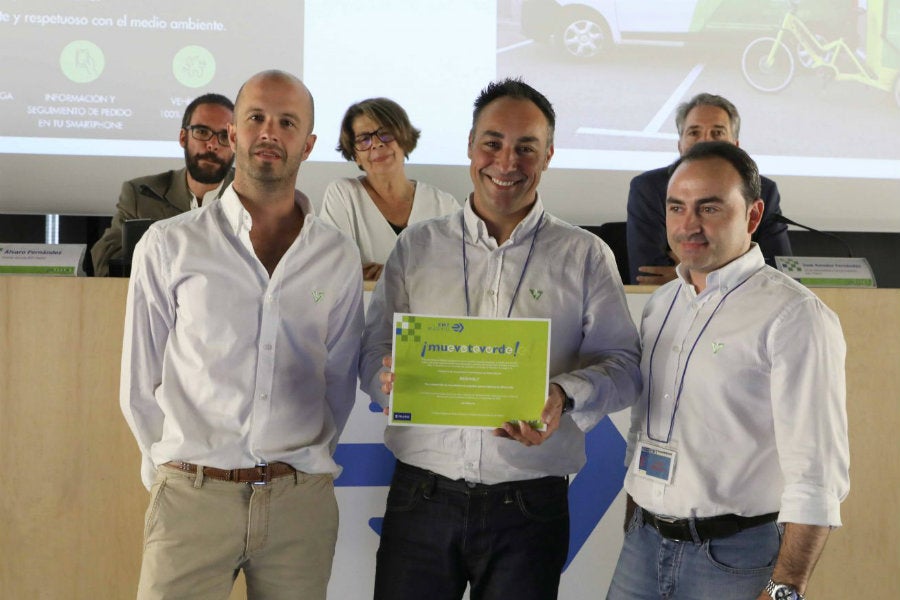 Los fundadores de la iniciativa Reevolt posan con su premio