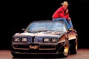 El Pontiac negro con el águila dorada en el capó fue todo un icono en los setenta.
