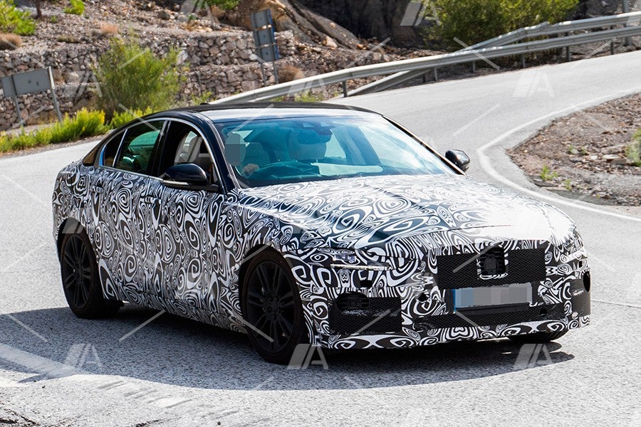Fotos espía del lavado de cara del Jaguar XE 2019 Fotos espía del lavado de cara del Jaguar XE 2019