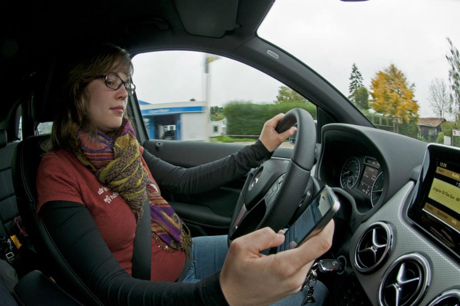 Utilizar el móvil al volante implica distraerse de la conducción, lo que puede suponer un peligro importante