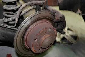 Discos de freno alabeados en un coche…qué significa y cómo detectar el  problema