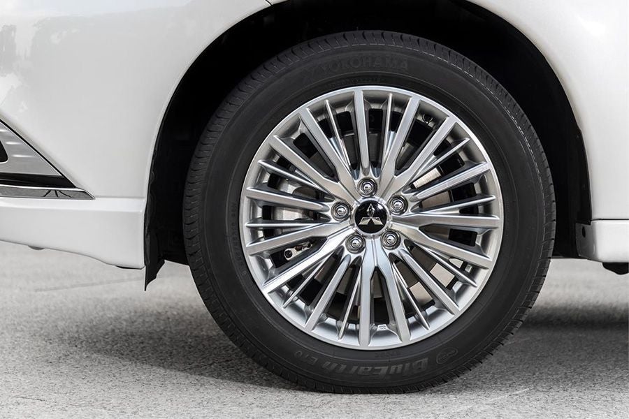 El Mitsubishi Outlander PHEV 2019 monta de serie llantas de aleación de 18 pulgadas.