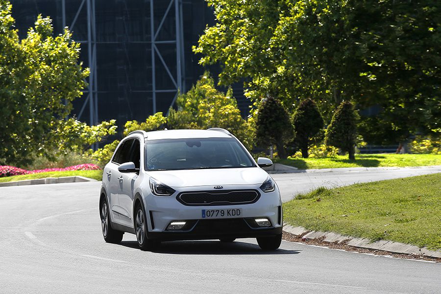 El Kia Niro híbrido enchufable invita a una conducción relajada.