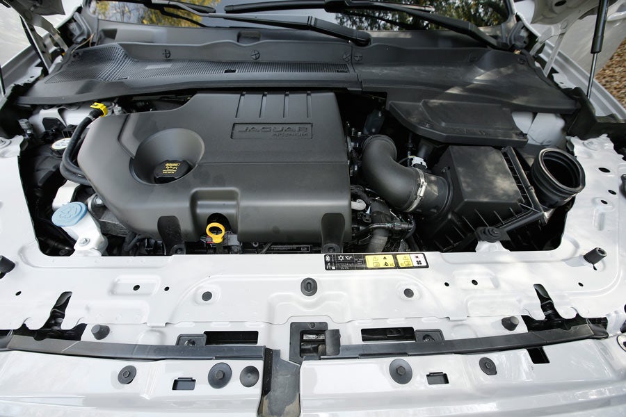 El motor de dos litros y cuatro cilindros declara una potencia de 180 CV.