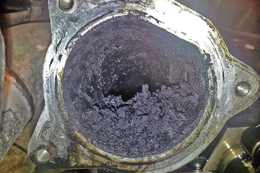 La carbonilla que se desprende puede llegar a dañar las paredes de los cilindros o los asientos de válvula.