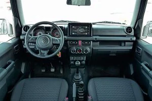El interior del Suzuki Jimny también tira de nostalgia para ganar atractivo.
