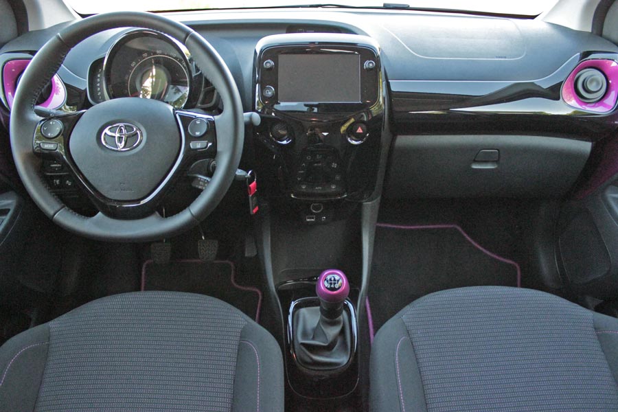 El interior del Aygo resulta pintón con algunos detalles del mismo color que la carrocería.