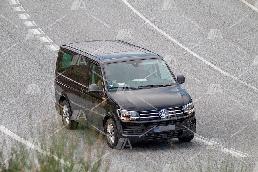 Fotos espia de la mula de la versión electrificada de la VW T7 Fotos espia de la mula de la versión electrificada de la VW T7