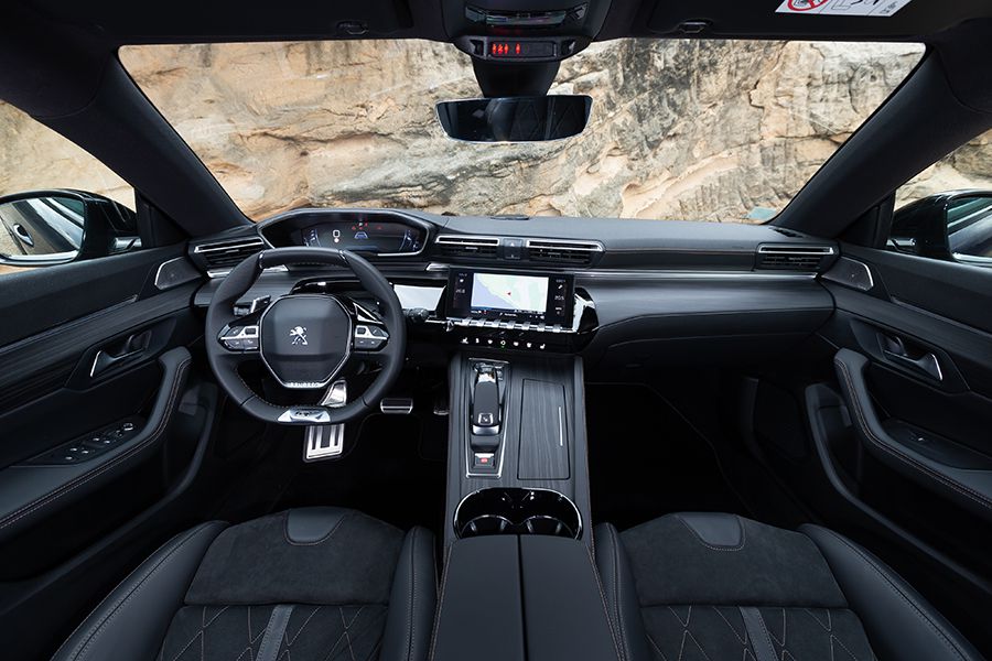 El volante del Peugeot 508 SW es pequeño y plano en su parte superior e inferior.