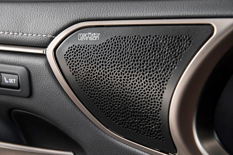 Un total de 17 altavoces llenan de sonido el habitáculo del Lexus ES 300h.