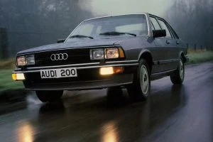 El Audi 200 Turbo 5T tenía unas prestaciones y un equipamiento al nivel de BMW y Mercedes.
